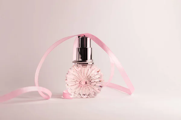 Frasco de perfume sobre fondo claro. Maqueta de perfumería en blanco, concepto de marca de spa. Fragancia Glamour, eau de parfum —  Fotos de Stock