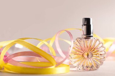 Arka planda parfüm şişesi. Boş parfüm modeli, spa markası konsepti. Parfüm kokusu, parfüm kokusu.