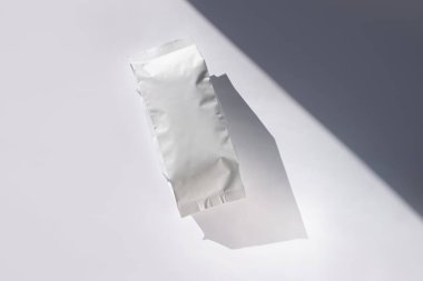 Beyaz arka planda izole edilmiş boş folyo poşet torbası.