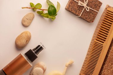 Spa ve sağlık konsepti, doğal kahve sabunu, yağ kozmetik spreyi, soyulmuş kum taşı, ahşap saç tarağı, kopyalama alanı.