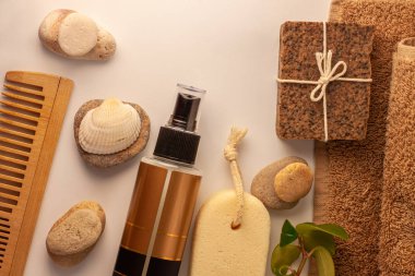 Spa ve sağlık konsepti, doğal kahve sabunu, yağ kozmetik spreyi, soyulmuş kum taşı, ahşap saç tarağı, kopyalama alanı.