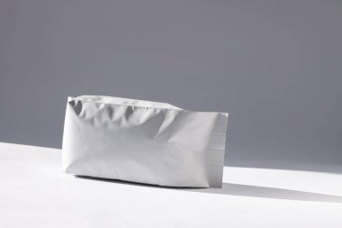 Beyaz arka planda izole edilmiş boş folyo poşet torbası.