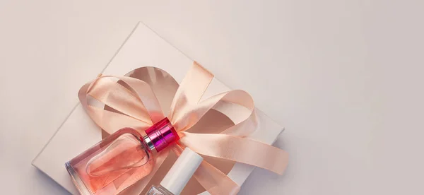 Dia dos Namorados conceito criativo flatlay.Gift box mockup, frasco de perfume rosa, esmalte com fita em fundo branco — Fotografia de Stock