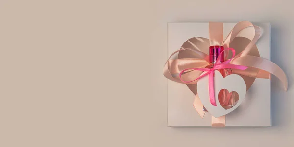 情人节创意套餐。礼品盒造型，粉色香水瓶，白色背景的指甲油 — 图库照片
