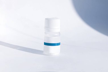 Yoğurt başlangıç kültürleri beyaz arka planda ilaç şişesinde. Ev yapımı mayalanmış sütlü içecekler. Sağlıklı beslenme, beslenme.