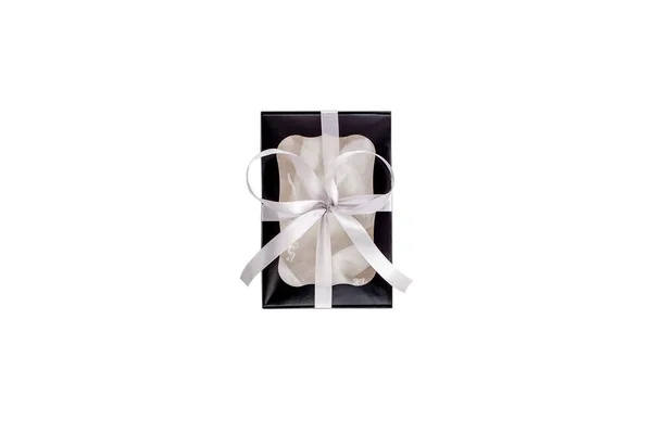 Schwarze Geschenkschachtel Mit Silbernem Band Isoliert Auf Weißem Hintergrund Flach — Stockfoto