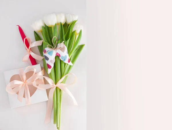 Vorlage Für Die Hochzeitseinladung Mit Farbverlauf Kopierraum Weiße Tulpen Geschenkbox — Stockfoto