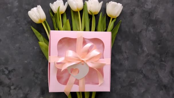 Witte Tulp Bloemen Met Roze Geschenkdoos Hart Kaart Tag Donkere — Stockvideo