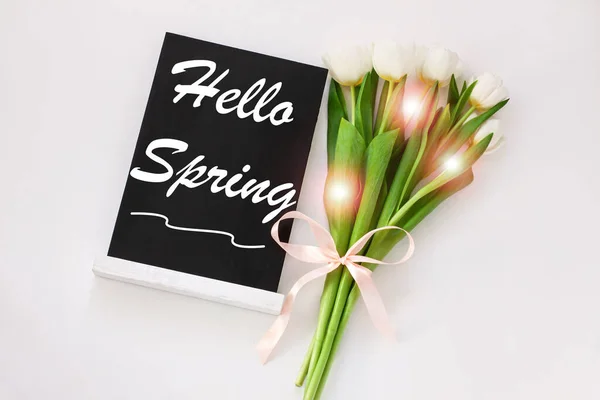 Witam Wiosna Powitanie Wiadomość Znak Czarnej Tablicy Kredy Kwitnących Kwiatów — Zdjęcie stockowe