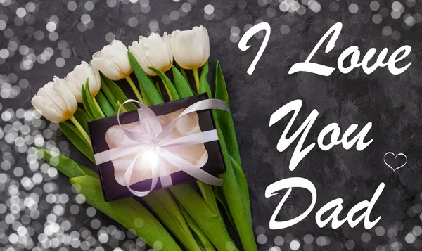 Ich Liebe Dich Papa Weiße Tulpenblumen Und Schwarze Geschenkschachtel Auf — Stockfoto