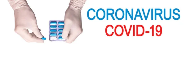 Koronavirus Covid 2019 Lékaři Ruce Rukavicích Drží Talíř Modrých Pilulek — Stock fotografie