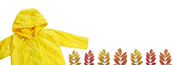 白い背景に黄色のレインコートが隔離されています 幸せな子供たちは秋のスタイルの服のバナーを耳にする 雨を楽しむ 幸せな雨の日のコンセプト明るいレインジャケット — ストック写真