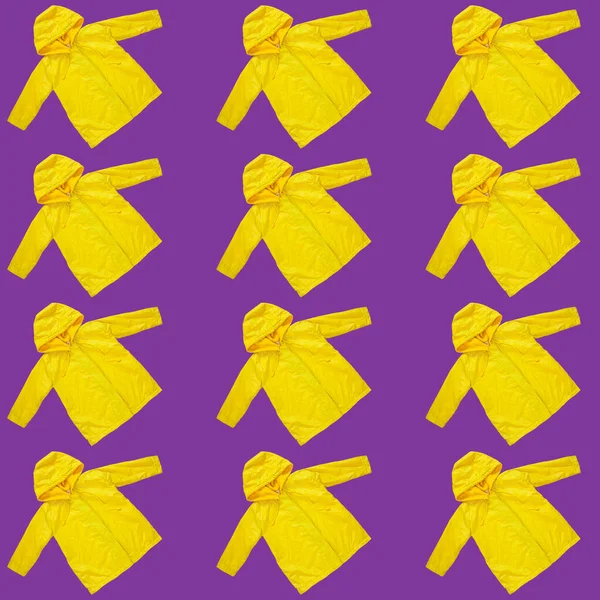 Żółty Płaszcz Przeciwdeszczowy Fioletowym Tle Odizolowany Wzór Zdjęcia Zabawna Bielizna — Zdjęcie stockowe