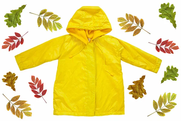 カラフルな秋の葉が白い背景に孤立した黄色のレインコート 雨を楽しむこんにちは秋のウェブサイトバナーフラットレイヤー雨の日のコンセプト明るい雨のジャケットファッション — ストック写真