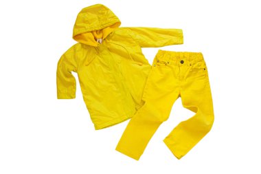 Beyaz arka planda sarı yağmurluk ve kot pantolon izole edildi. Parlak yağmurluk ve kot pantolon, çocuk tarzı giysiler. Yağmurun ve güneşin tadını çıkar. Merhaba sonbahar, mutlu yağmurlu günler konsepti fotokopi alanı düzlüğü.