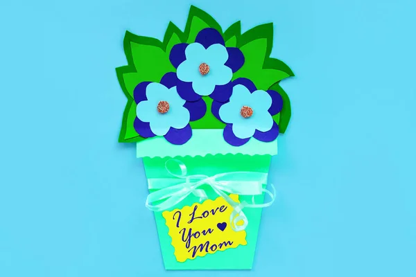 Голубые Бумажные Цветы Листьями Корзине Фиолетовом Фоне Поздравительная Открытка Табличкой — стоковое фото