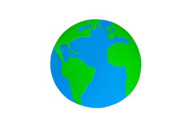 Kağıt el yapımı Dünya küresi beyaz arka planda izole edildi. Mavi okyanuslar, gezegendeki yeşil kıtalar. Dünya günü konsepti. Mocup, kopyala, kopyala. Ekoloji küresel sorunu, çevreyi kurtarmak