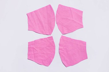 El yapımı kumaş, Coronavirus hastalığına karşı yüz maskesi COVID-19 pandemia adım adım fotoğraf seti. Dikiş makinesi, tıbbi malzeme eksikliği. İlaç açığını önler, ev yapımı pamuk virüsü korur.