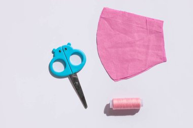 El yapımı kumaş, Coronavirus hastalığına karşı yüz maskesi COVID-19 pandemia adım adım fotoğraf seti. Dikiş makinesi, tıbbi malzeme eksikliği. İlaç açığını önler, ev yapımı pamuk virüsü korur.