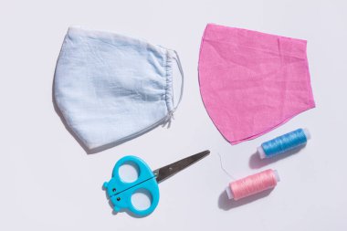 El yapımı kumaş, Coronavirus hastalığına karşı yüz maskesi COVID-19 pandemia adım adım fotoğraf seti. Dikiş makinesi, tıbbi malzeme eksikliği. İlaç açığını önler, ev yapımı pamuk virüsü korur.