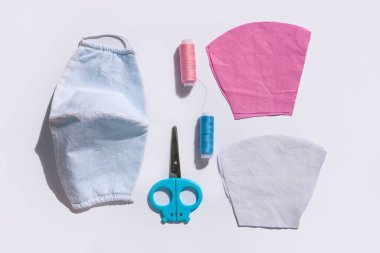 El yapımı kumaş, Coronavirus hastalığına karşı yüz maskesi COVID-19 pandemia adım adım fotoğraf seti. Dikiş makinesi, tıbbi malzeme eksikliği. İlaç açığını önler, ev yapımı pamuk virüsü korur.