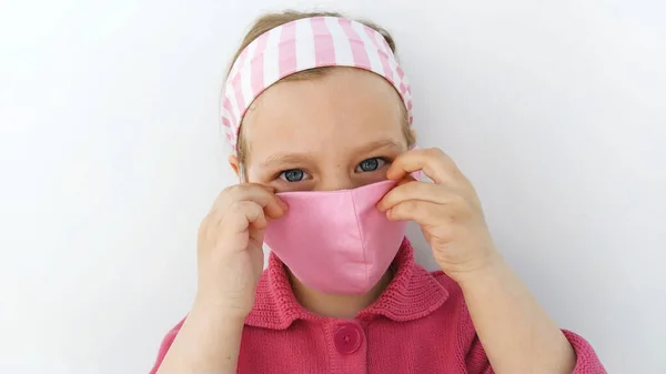 Klein Meisje Hoofdband Met Een Beschermend Roze Stofmasker Tegen Het — Stockfoto