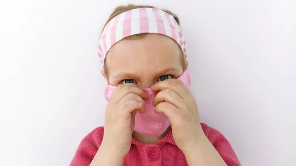 Bambina Fascia Che Indossa Una Maschera Protettiva Tessuto Rosa Contro — Foto Stock