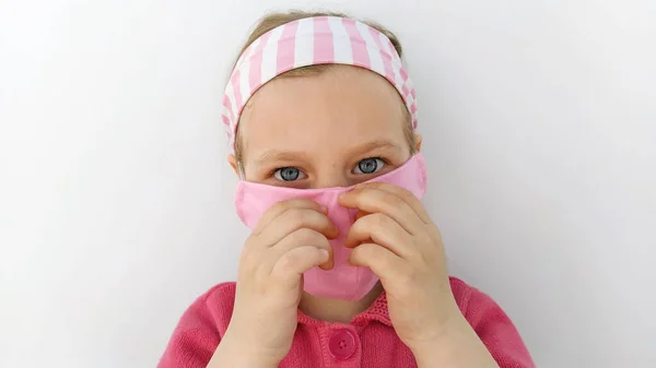 Klein Meisje Hoofdband Met Een Beschermend Roze Stofmasker Tegen Het — Stockfoto