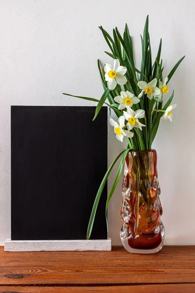 Mocasín Pizarra Negra Con Flores Narciso Ramo Jarrón Sobre Fondo — Foto de Stock