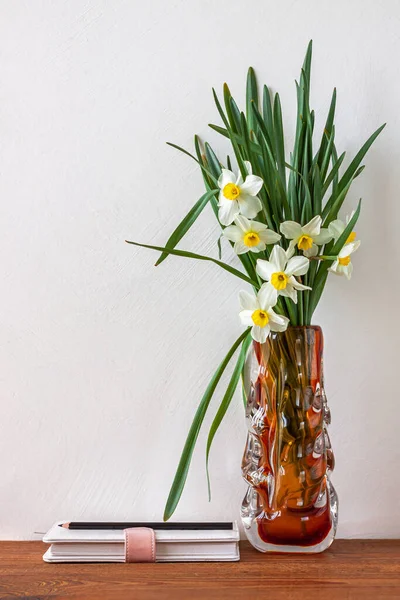 Cuaderno Lápiz Negro Con Flores Narciso Ramo Jarrón Sobre Fondo — Foto de Stock