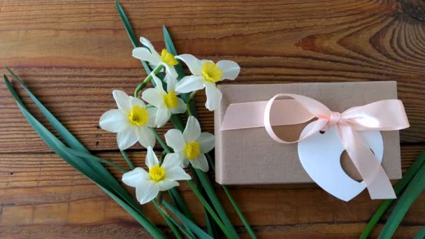 White Daffodils Brown Gift Box Greeting Card Pink Ribbon Wooden — Stock Video