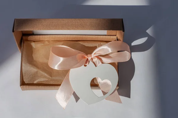纸板箱邮包心车标签自然阴影白色背景创意简约风格 布朗生态礼品盒 网上购物理念 — 图库照片