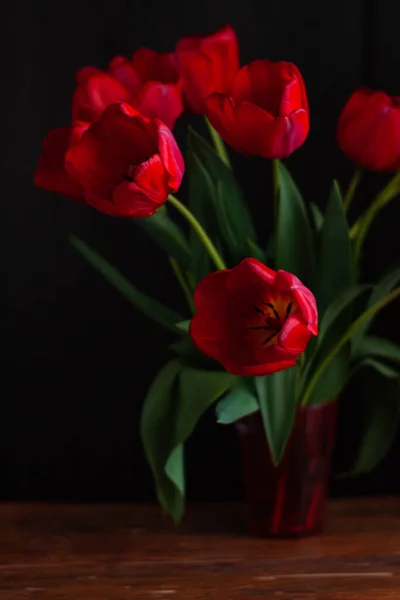 Niesamowity Bukiet Czerwonych Tulipanów Czarnym Tle Ciemny Nastrój Niski Klucz — Zdjęcie stockowe