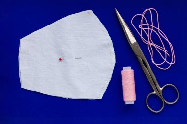 DIY, Coronavirus hastalığı COVID-19 'a karşı pamuk kumaş maskesi yapmayı el yapımı dikti. Mavi arka planda adım adım fotoğraf seti yapın. Dikiş makinesi ev yapımı virüs tıbbi koruması.