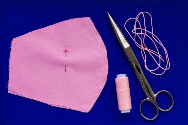 DIY, Coronavirus hastalığı COVID-19 'a karşı pamuk kumaş maskesi yapmayı el yapımı dikti. Mavi arka planda adım adım fotoğraf seti yapın. Dikiş makinesi ev yapımı virüs tıbbi koruması.