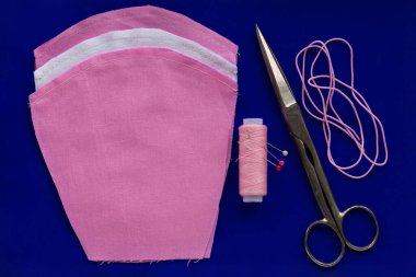 DIY, Coronavirus hastalığı COVID-19 'a karşı pamuk kumaş maskesi yapmayı el yapımı dikti. Mavi arka planda adım adım fotoğraf seti yapın. Dikiş makinesi ev yapımı virüs tıbbi koruması.