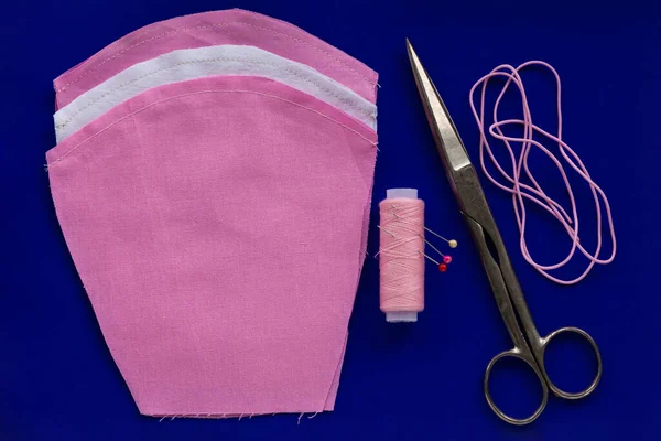 DIY, Coronavirus hastalığı COVID-19 'a karşı pamuk kumaş maskesi yapmayı el yapımı dikti. Mavi arka planda adım adım fotoğraf seti yapın. Dikiş makinesi ev yapımı virüs tıbbi koruması.