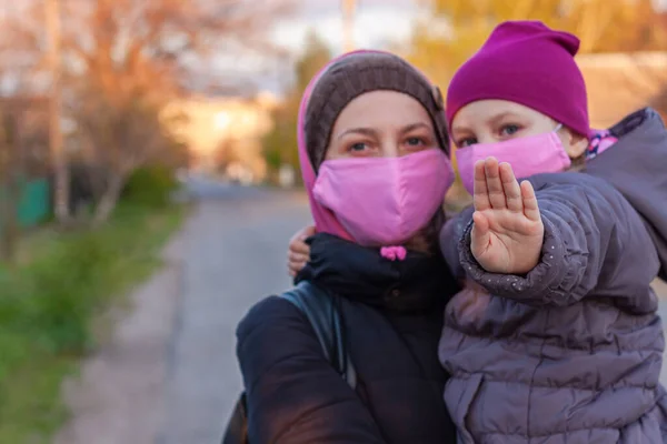 Мати Дочка Рожевій Захисній Масці Від Коронавірусної Хвороби Covid Припиніть — стокове фото