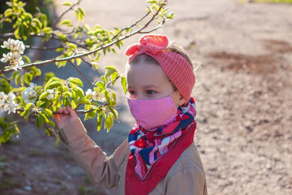 Маленька Дівчинка Рожевій Захисній Масці Обличчя Проти Коронавірусної Хвороби Природі — стокове фото