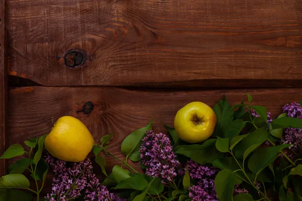 Maçãs Amarelas Brilhantes Flores Lilás Roxas Com Folhas Verdes Frescas — Fotografia de Stock