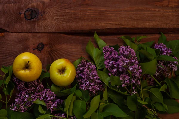 Manzanas Color Amarillo Brillante Flores Lila Púrpura Con Hojas Verdes —  Fotos de Stock