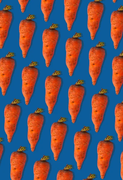 Уродливая Морковь Обычная Картина Тенями Большие Деформированные Овощи Синем Фоне — стоковое фото