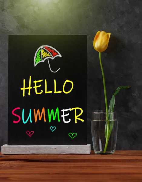 Czarna Kreda Hello Summer Sign Mockup Yellow Tulip Water Glass — Zdjęcie stockowe