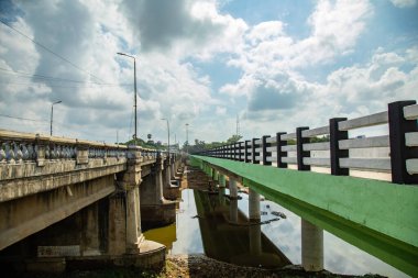 Hava üst görünümü Günbatımı nehir köprüsü