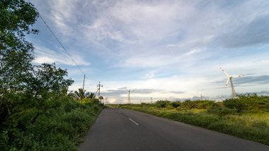 Buğday tarlasında elektrik üretimi için yel değirmenleri