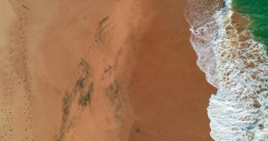 Kumsalda Mavi Okyanusun Yumuşak Dalgası