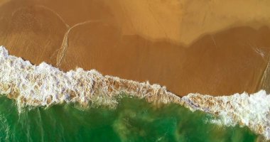 Deniz havası manzarası, üst manzara, inanılmaz bir arka plan. Suyun rengi ve güzel bir aydınlık. Kayalık dağları ve temiz su dronu ile güzel bir sahil, deniz manzarası.
