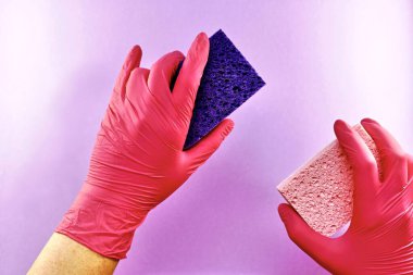 İki doğal selüloz yıkama süngeri, birbirine paralel, lastik eldivenlerle..