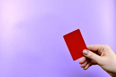  Kadınların el fırçasında kırmızı kart, gösteriş jesti.