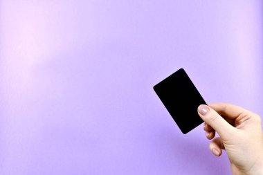  Esniyor, transfer oluyor, sağ arka planda mor bir arka planda eli olan siyah bir kart veriyor..